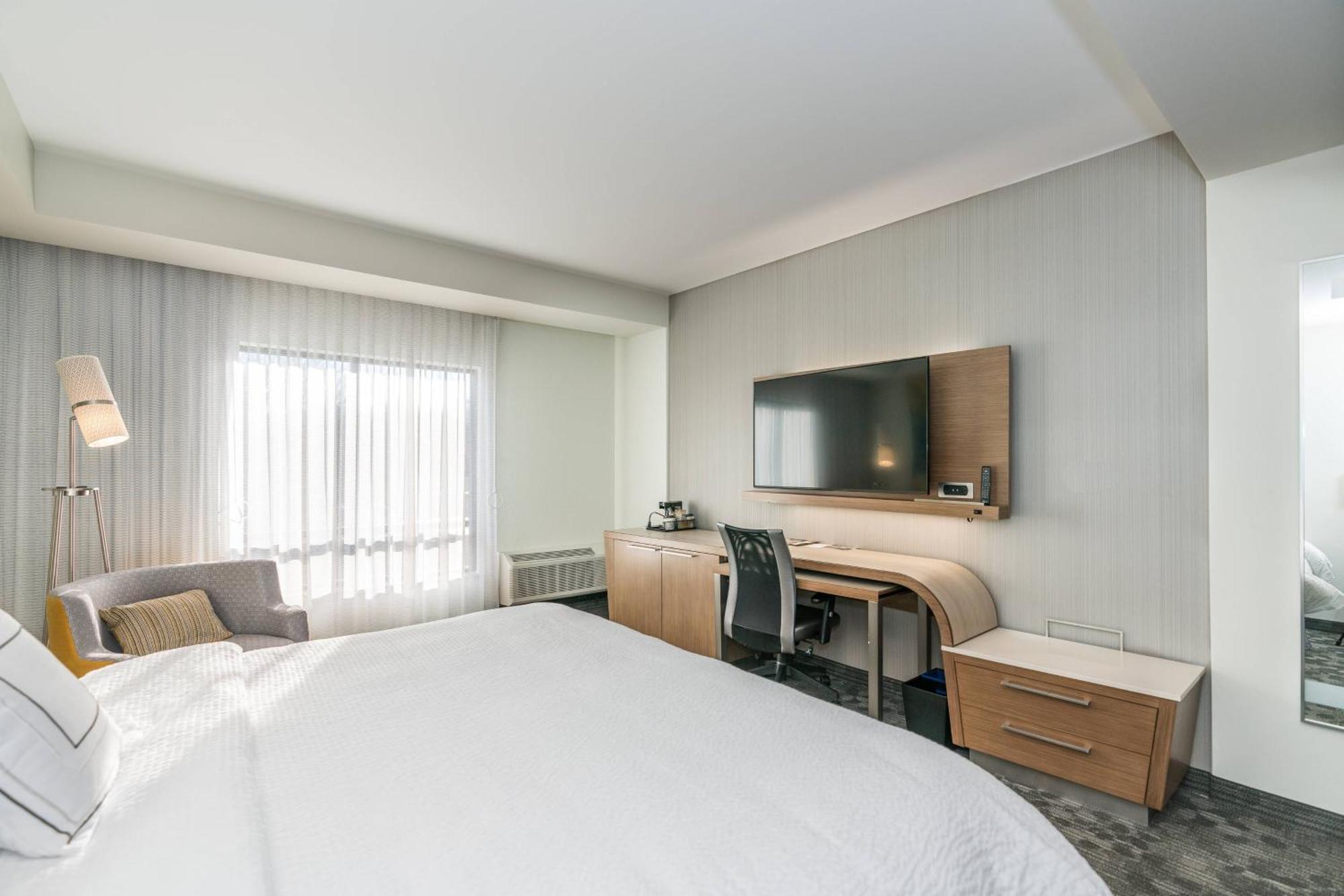 Courtyard By Marriott West Springfield Hotel Bagian luar foto