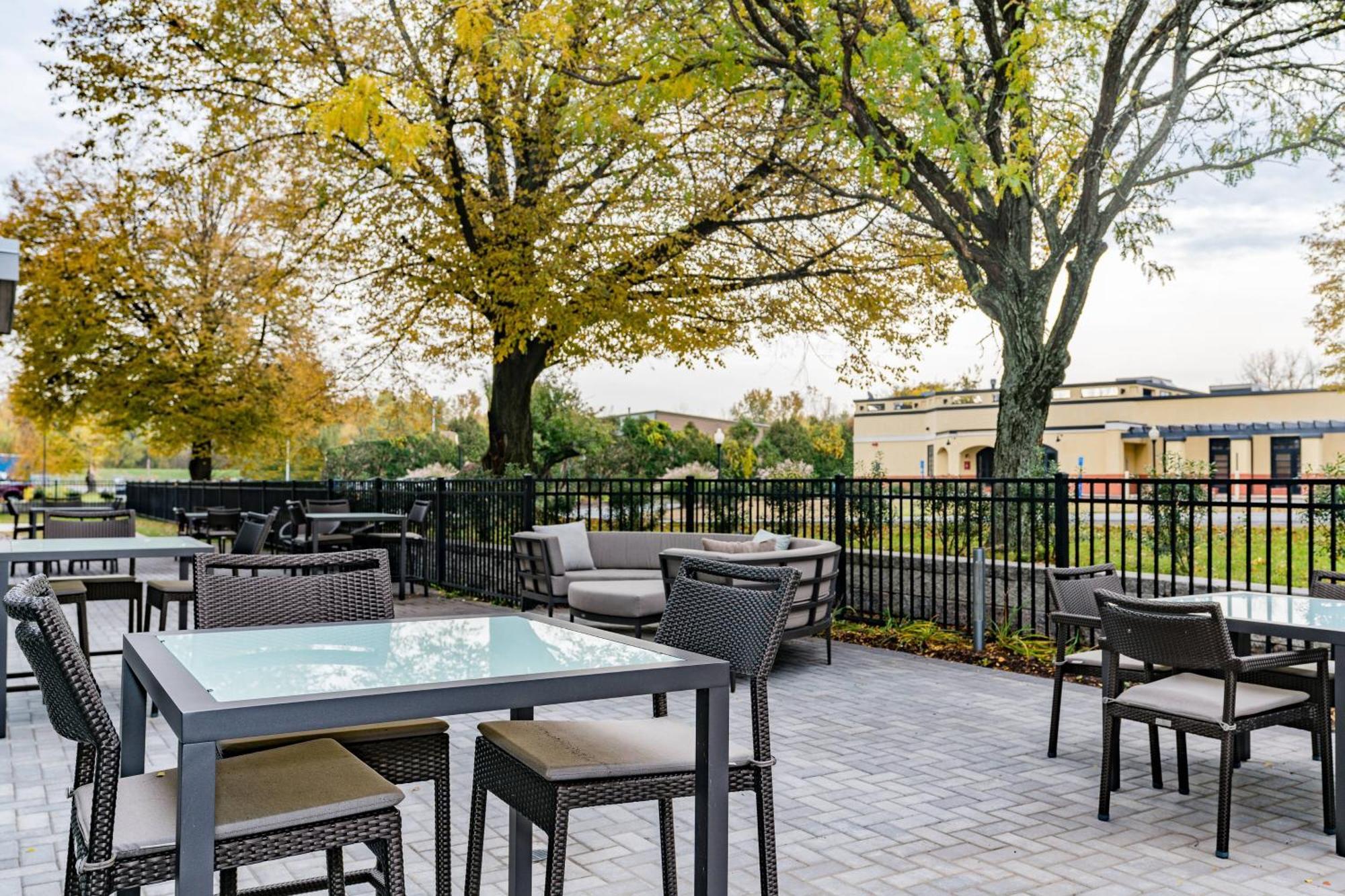 Courtyard By Marriott West Springfield Hotel Bagian luar foto