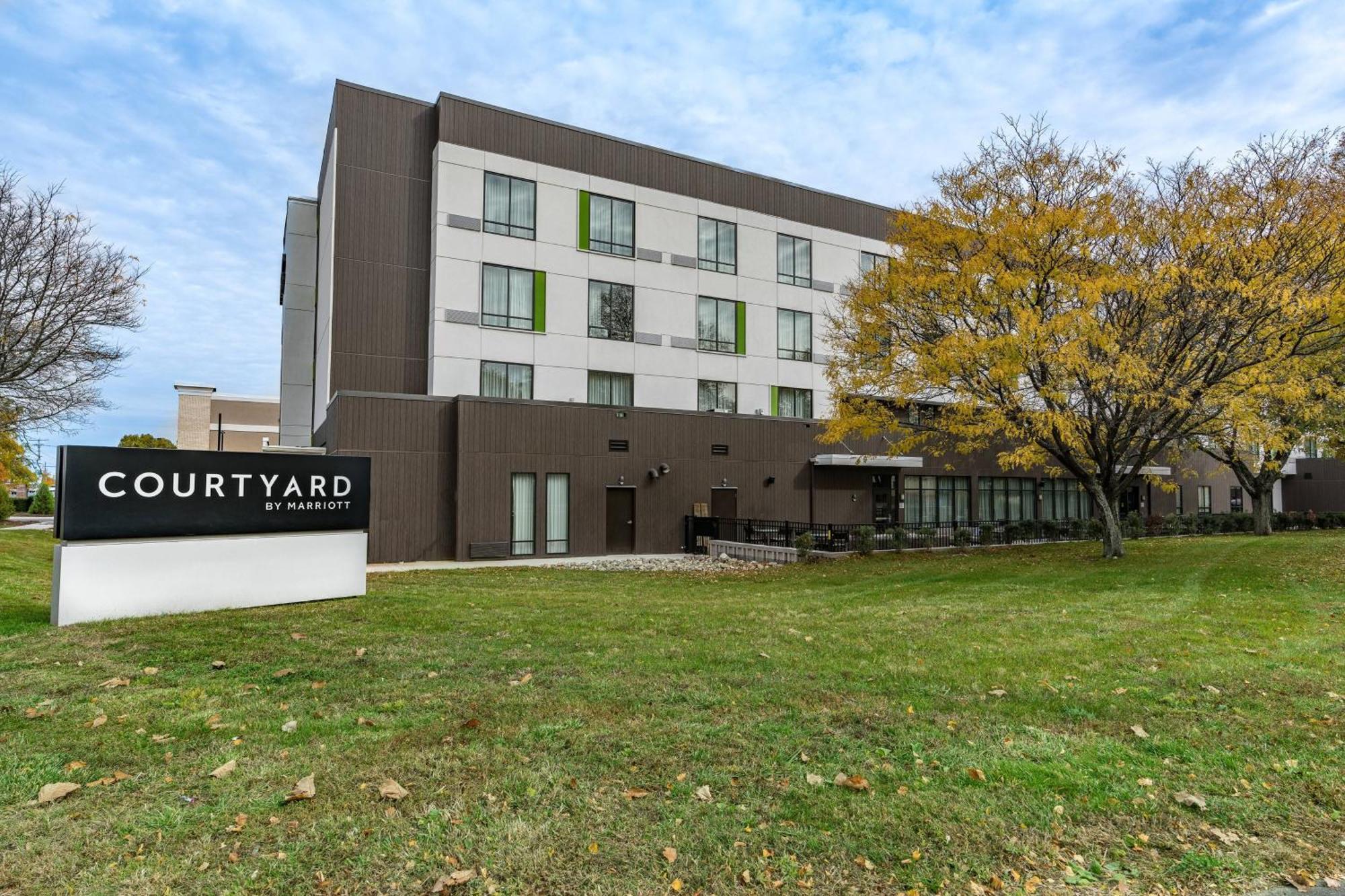 Courtyard By Marriott West Springfield Hotel Bagian luar foto